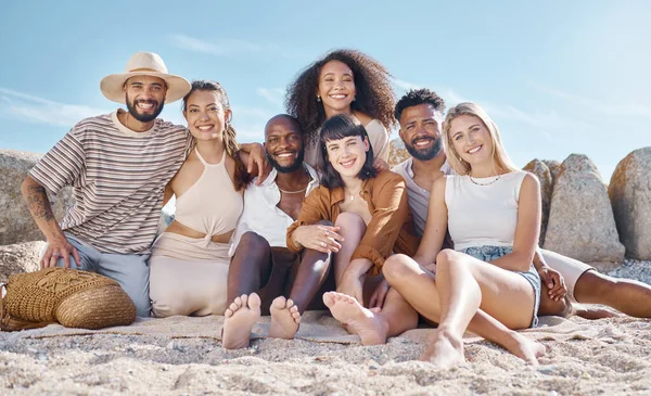 Chilling Beach Some Close Friends Group Friends Enjoying Time Together — Stock Photo, Image