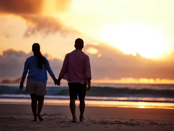 Birine Verebileceğimiz Değerli Hediye Dikkatimizdir Gün Batımında Kumsalda Birlikte Vakit — Stok fotoğraf