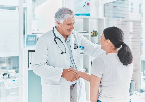How Can Help You Senior Doctor Shaking Hands Patient Greeting — Stock Fotó