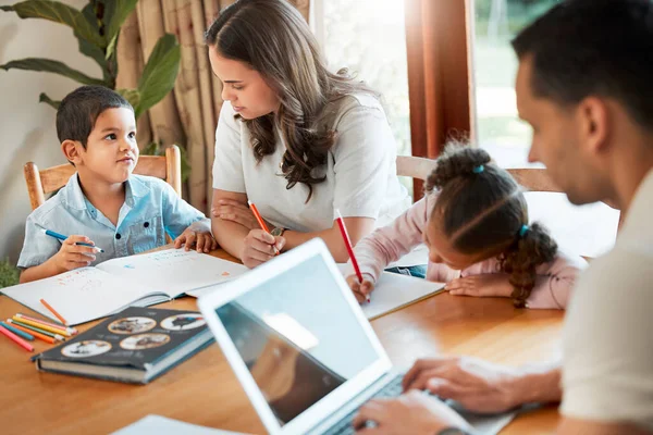 Moeder Helpt Haar Kinderen Met Hun Huiswerk Zakenman Werkt Thuis — Stockfoto