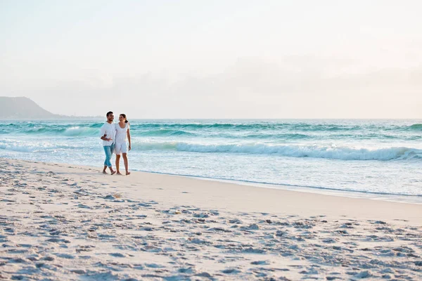Ein Junges Paar Verbringt Zeit Zusammen Strand — Stockfoto