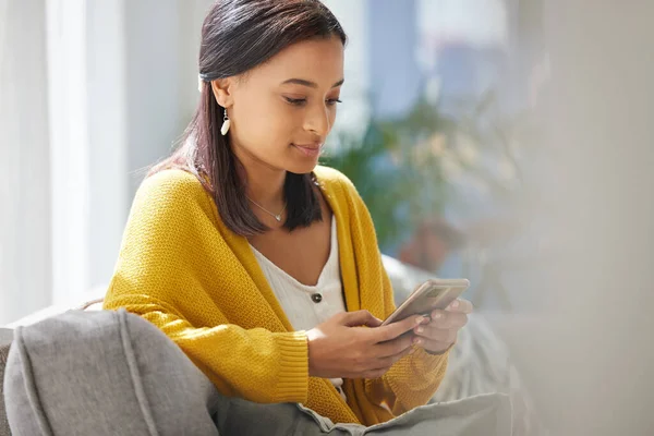 Young Woman Using Phone Home — Photo