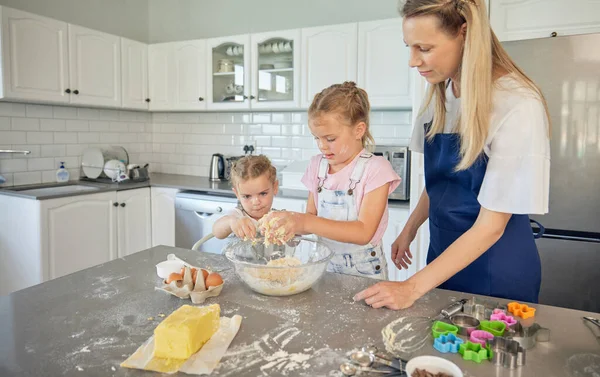 Blanke Moeder Kleine Dochters Die Samen Bakken Een Keuken Thuis — Stockfoto