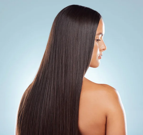 Rear View Brunette Woman Long Lush Beautiful Hair Posing Grey — Foto Stock