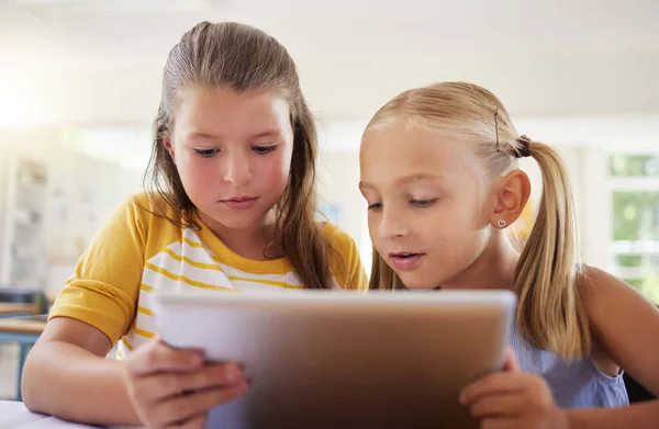 Two Girls Using Tablet Classroom — Stock fotografie