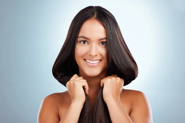 Portrait Hispanic Brunette Woman Long Lush Beautiful Hair Smiling Posing — ストック写真