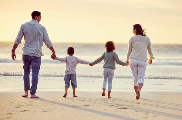 Rear View Shot Carefree Family Holding Hands While Walking Beach — Stock fotografie