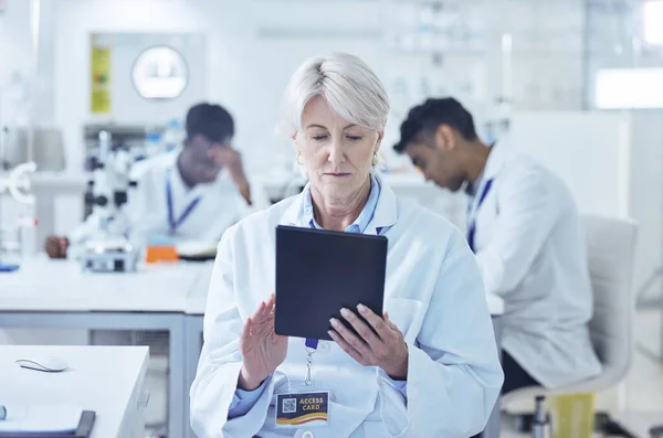 Mature Female Scientist Working Her Digital Tablet Lab — Stockfoto