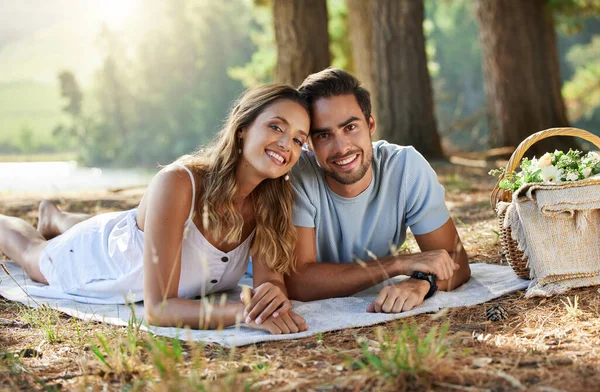 Young Couple Having Picnic Forest — ストック写真