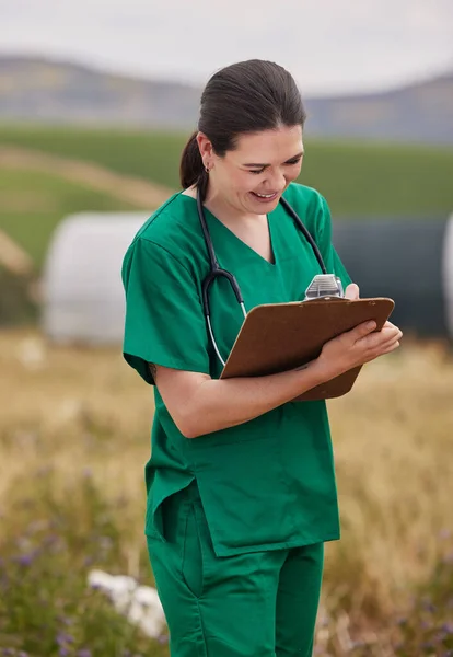 Young Veterinarian Writing Notes Clipboard While Working Poultry Farm — Stock Photo, Image