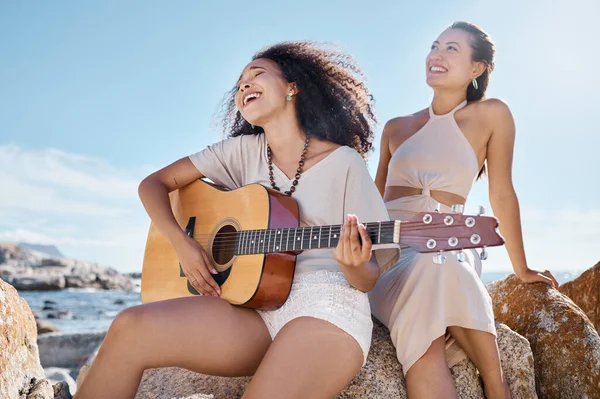 Wrote Song Our Friendship Young Woman Playing Guitar While Beach — kuvapankkivalokuva