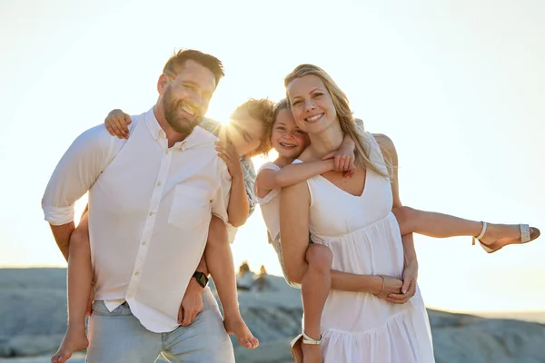 Tasasız Beyaz Bir Aile Yazın Plajda Yürüyor Birlikte Eğleniyor Ebeveynler — Stok fotoğraf