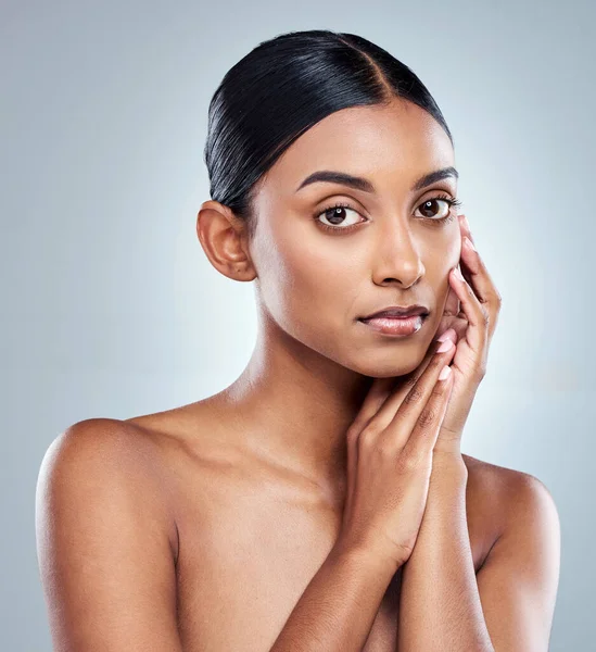 Gesneden Portret Van Een Aantrekkelijke Jonge Vrouw Poseren Studio Tegen — Stockfoto