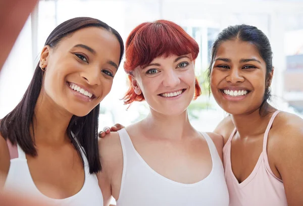 Portrait Group Sporty Young Women Taking Selfies Together Yoga Studio — Foto Stock
