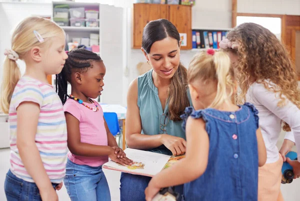 Young Woman Reading Her Preschool Students — Foto Stock