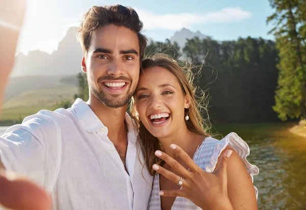 Young Couple Taking Selfie Getting Engaged — Foto Stock