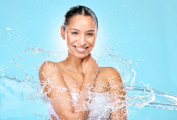 Use 100 Natural Ingredients Studio Shot Clean Water Splashing Woman — Zdjęcie stockowe