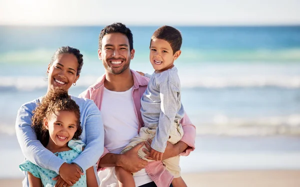 Family All Beach Days Young Couple Two Children Spending Day — 스톡 사진