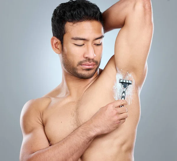 Man Using Disposable Razor Shave His Underarms — Φωτογραφία Αρχείου