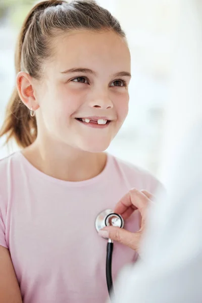 Little Girl Getting Checkup Hospital — Zdjęcie stockowe