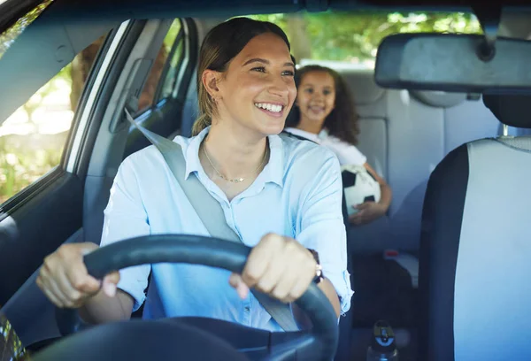 Attractive Young Woman Driving Car Her Daughter Backseat — Fotografia de Stock