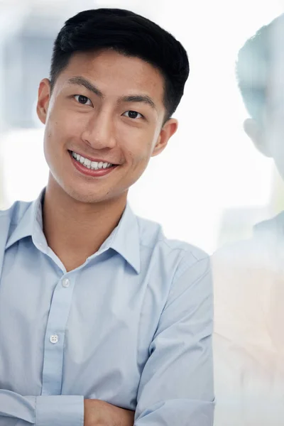 Портрет Одного Впевненого Молодого Азіатського Бізнесмена Стоїть Обіймами Схрещеними Скляній — стокове фото
