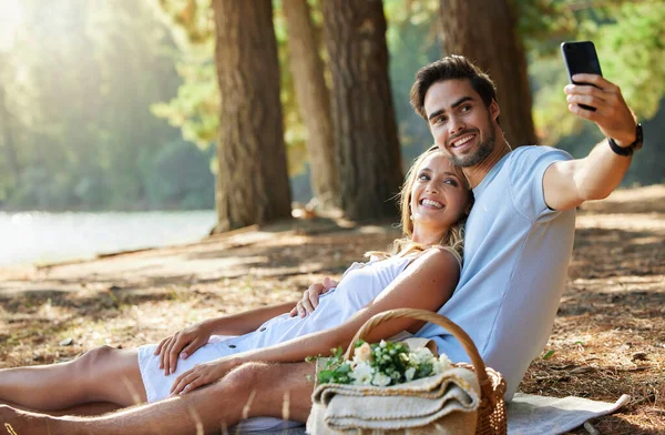 Couple Taking Selfie While Picnic Forest — Foto Stock