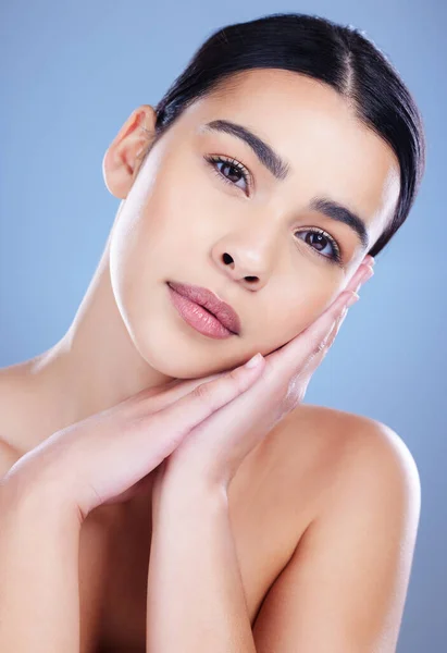 Una Atractiva Joven Posando Sola Sobre Fondo Azul Estudio —  Fotos de Stock