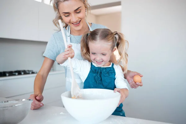 Happy Mother Daughter Baking Bonding Young Woman Helping Her Daughter — Stockfoto