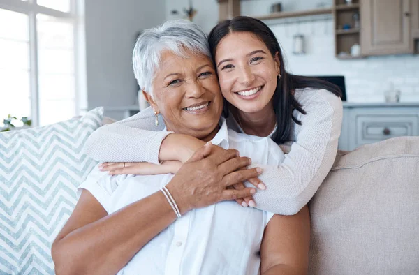 Young Woman Bonding Her Mother Sofa Home — Stock Photo, Image