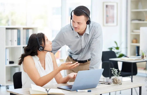 Quicker Way Two Call Centre Agents Working Together Laptop Office – stockfoto