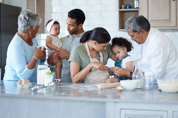Multigenerational Family Baking Together Kitchen — ストック写真