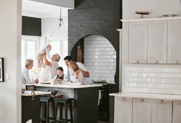 Šťastná Multigenerační Bělošská Rodina Peče Společně Mluví Kuchyni Rozšířená Rodinná — Stock fotografie