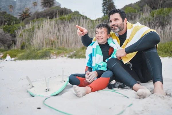 Nézd Azt Hullámot Apa Egy Fiatal Fiú Szörfözik Apjával — Stock Fotó