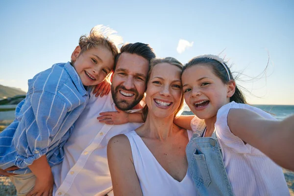 Caucasian Taking Selfie Beach Happy Family Holiday Taking Photo Ocean — Stockfoto