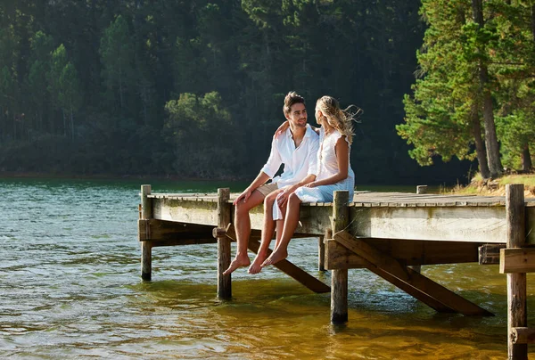 Young Couple Spending Time Together Lake — Fotografia de Stock