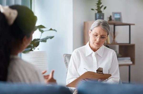 Mature Psychologist Sitting Her Patient Taking Notes Consultation — Stockfoto