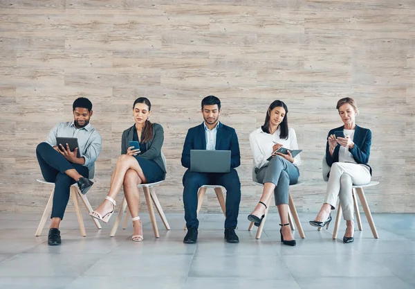 Full Length Shot Diverse Group Businesspeople Sitting Row Using Technology — Stockfoto