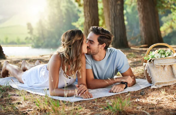 Couple Kissing While Having Picnic Forest — Foto Stock