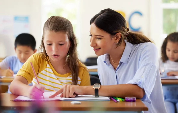 Une Enseignante Assiste Élève Âge Préscolaire Dans Classe — Photo