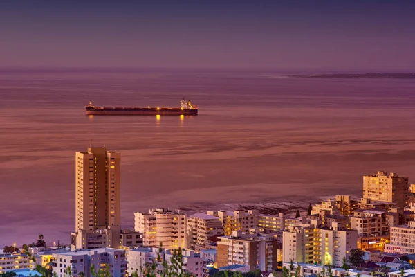 Kilátás Felhőkarcolókra Tengerparti Városra Egy Teherhajóval Egy Nyugodt Óceánon Egy — Stock Fotó