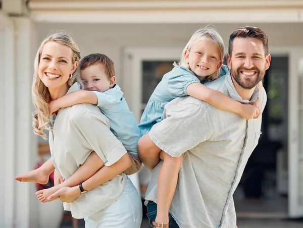 Portrait Happy Parents Giving Little Children Piggyback Rides Garden Smiling — Fotografia de Stock