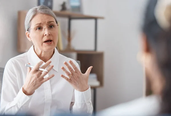 Mature Psychologist Sitting Her Patient Asking Questions Consultation — Stockfoto