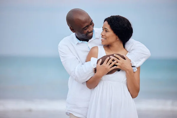 She Could Bring Knees Beautiful Couple Spending Time Together Beach — Stock Photo, Image