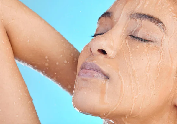 Love Your Skin Sun Doesnt Attractive Young Woman Showering Blue — ストック写真