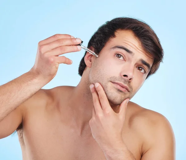 Solid Routine Always Worthwhile Handsome Young Man Applying Serum His — Stockfoto