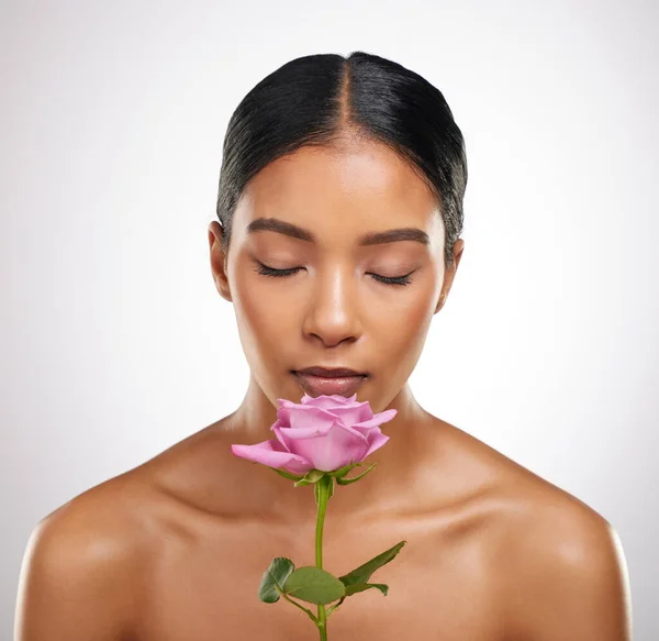 Rose Never Smelled Sweet Studio Shot Attractive Young Woman Smelling — Fotografia de Stock