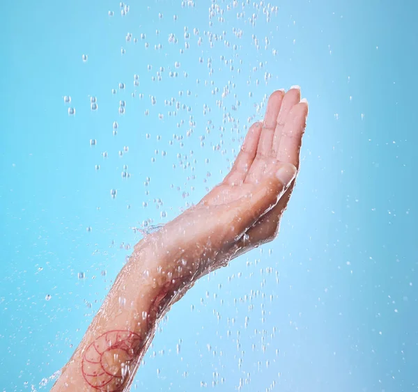 She Loves Being Water Studio Shot Unrecognizable Young Woman Showering — ストック写真