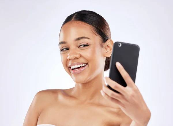 Smile Goes Long Way Young Woman Talking Selfies Using Smartphone — 스톡 사진