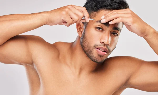 Perfect Yet Young Man Plucking His Eyebrows Grey Background — Fotografia de Stock